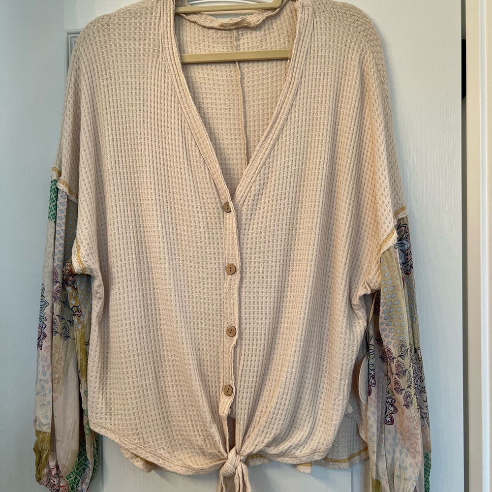 Hummingbird brand thermal with tie front printed sleeve top in size medium.